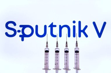 Sputnik aşısı. Şırıngayı tutan bir elin resmi ve arka planda Sputnik aşısının logosu. Covid-19. Rio de Janeiro, Brezilya - 08.28.2024