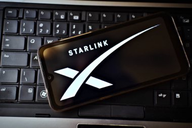 Dizüstü bilgisayarında Starlink şirketinin logosu olan bir cep telefonu. Rio de Janeiro / Brezilya: 08.30. 2024