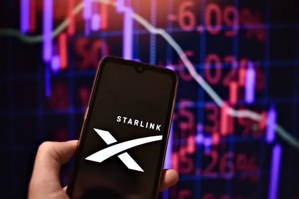 Elinde Starlink şirketinin logosu olan bir cep telefonu ve arka planda bir borsa grafiği var. Görüntü, Elon Musk 'ın Brezilya Yüksek Mahkemesi ile olan sorununa atıfta bulunuyor. Rio de Janeiro / Brezilya: 08.30. 2024