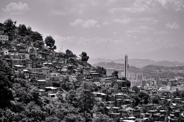 Morro dos Prazeres Gecekondu Rio de Janeiro. Santa Teresa manzarası. Brezilya 'nın Rio de Janeiro, Rio de Janeiro, Morro dos Prazeres yamacındaki evleri. Siyah ve beyaz resim