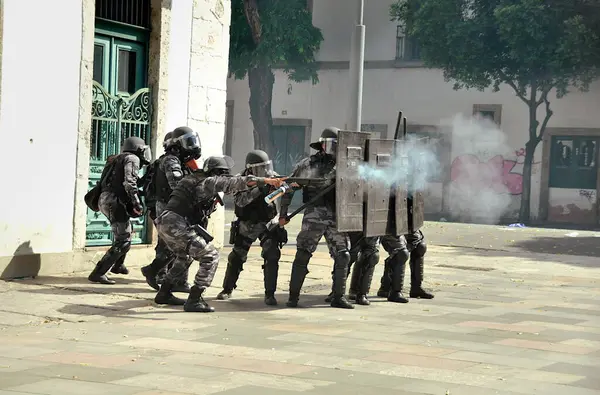 Rio de Janeiro 'daki askeri polis çatışma sırasında protestoculara ateş açtı. Rio de Janeiro, Brezilya - 11.28.2024.