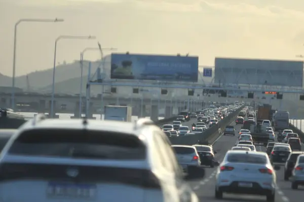 Rio de Janeiro, Brezilya 'daki Rio-Niteroi köprüsünde trafik sıkışıklığı görünüyor. Rio de Janeiro, Brezilya - 10.01.2024