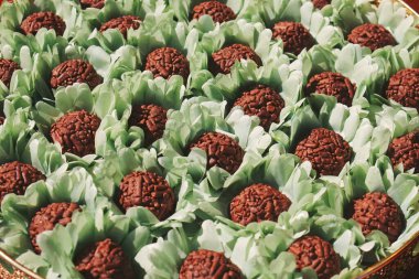 Tipik Brezilya tatlısı, Brigadeiro. Çikolata, şekerci. Brezilya tugaylarının çeşitli çeşitleri