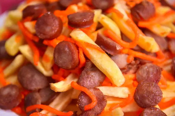 Peynirli ve pepperonili patates kızartması. Brezilya 'da sokak yemekleri