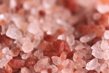 Tam ekran pembe himalaya tuzu. Pembe tuz taşları yakın planda. Pembe Himalaya nadir bulunan tuz kristali örtülü arka plan. Baharat ve vejetaryen kavramı