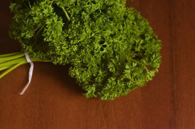 Köy ahşap kesim tahtasının üzerinde maydanoz filizleri..