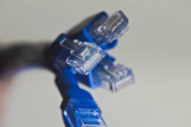 Mavi RJ45 ethernet kablosunun makro görüntüsü. İnternet kablosu, patchcord, router kablosu, web erişimi.