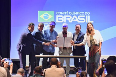 Rio de Janeiro, Brezilya - 12 / 03 / 2024: Rio de Janeiro belediye başkanı Eduardo Paes ve Niteroi belediye başkanı Rodrigo Neves, Başçavuş Paulo Wanderley 'e, kentin 2031 Pan Amerikan Oyunları için adaylığını resmen açıklayan mektubu teslim ettiler.