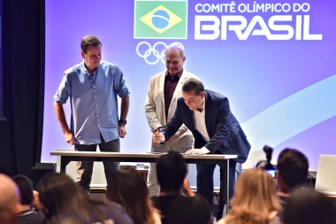 Rio de Janeiro, Brezilya - 12 / 03 / 2024: Rio de Janeiro belediye başkanı Eduardo Paes ve Niteroi belediye başkanı Rodrigo Neves, Başçavuş Paulo Wanderley 'e, kentin 2031 Pan Amerikan Oyunları için adaylığını resmen açıklayan mektubu teslim ettiler.