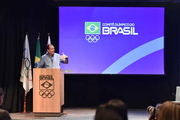 Rio de Janeiro, Brazi - 12.03.2024: Rio de Janeiro Belediye Başkanı Eduardo Paes, Rio de Janeiro ve Niteroi şehirlerinin 2031 Pan Amerikan Oyunları 'na ev sahipliği yapması için adaylığını koyan mektubu teslim ederken,.