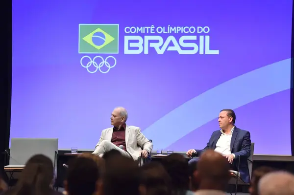 Rio de Janeiro, Brezilya - 12 / 03 / 2024: Rio de Janeiro belediye başkanı Eduardo Paes ve Niteroi belediye başkanı Rodrigo Neves, Başçavuş Paulo Wanderley 'e, kentin 2031 Pan Amerikan Oyunları için adaylığını resmen açıklayan mektubu teslim ettiler.