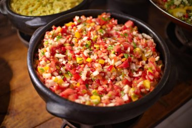 Kampanya sosu çömleğin içinde. Barbekü eti için uyumlu, ayrıca vinaigrette olarak da bilinir ve dünya çapında Brezilya sosu olarak bilinir.