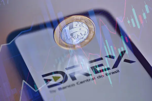 Rio de Janeiro, Brezilya - 01.27.2024: Akıllı telefon ekranında Dijital Real X (Drex) logosu ve borsa grafikleri. Arka planda 100 reais banknot var. Yeni Brezilya dijital para birimi. DREX.