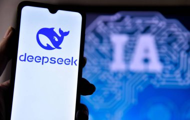 Bir yapay zeka aracı olan DeepSeek (yapay zeka), birçok ülkede en çok indirilen ücretsiz uygulamalar listesinin başında yer alıyor. DeepSeek, ChatGPT 'nin baş rakibi olarak kabul edilir. Çin Yapay Zeka girişiminden bir araç. Rio de Janeiro, Brezilya - 01 / 29 / 2025