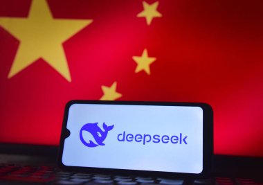Bir yapay zeka aracı olan DeepSeek (yapay zeka), birçok ülkede en çok indirilen ücretsiz uygulamalar listesinin başında yer alıyor. DeepSeek, ChatGPT 'nin baş rakibi olarak kabul edilir. Çin Yapay Zeka girişiminden bir araç. Rio de Janeiro, Brezilya - 01 / 29 / 2025