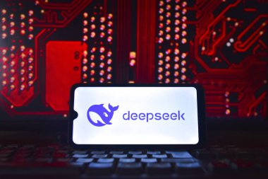 Bir yapay zeka aracı olan DeepSeek (yapay zeka), birçok ülkede en çok indirilen ücretsiz uygulamalar listesinin başında yer alıyor. DeepSeek, ChatGPT 'nin baş rakibi olarak kabul edilir. Çin Yapay Zeka girişiminden bir araç. Rio de Janeiro, Brezilya - 01 / 29 / 2025