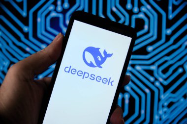 Bir yapay zeka aracı olan DeepSeek (yapay zeka), birçok ülkede en çok indirilen ücretsiz uygulamalar listesinin başında yer alıyor. DeepSeek, ChatGPT 'nin baş rakibi olarak kabul edilir. Çin Yapay Zeka girişiminden bir araç. Rio de Janeiro, Brezilya - 01 / 29 / 2025