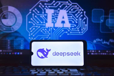Bir yapay zeka aracı olan DeepSeek (yapay zeka), birçok ülkede en çok indirilen ücretsiz uygulamalar listesinin başında yer alıyor. DeepSeek, ChatGPT 'nin baş rakibi olarak kabul edilir. Çin Yapay Zeka girişiminden bir araç. Rio de Janeiro, Brezilya - 01 / 29 / 2025