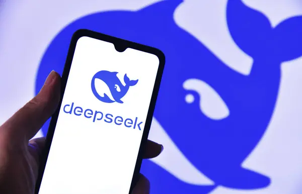 Bir yapay zeka aracı olan DeepSeek (yapay zeka), birçok ülkede en çok indirilen ücretsiz uygulamalar listesinin başında yer alıyor. DeepSeek, ChatGPT 'nin baş rakibi olarak kabul edilir. Çin Yapay Zeka girişiminden bir araç. Rio de Janeiro, Brezilya - 01 / 29 / 2025