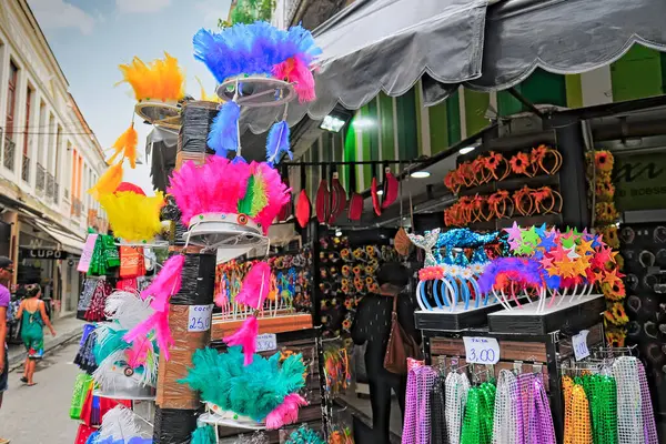 Rio de Janeiro, Brezilya - 02.20.2025: Rio de Janeiro Karnaval partisi. Mağazalarda karnaval kostümleri satılıyor. 2025 Karnavalı. Mağaza ve ticaret ticareti