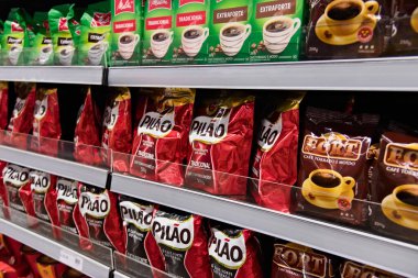 Rio de Janeiro, Brezilya - 02.25.2025: Çeşitli ürünlerle süpermarket. Brezilya 'da gıda fiyatları keskin bir şekilde yükseldi. Kahve, yumurta ve sebze gibi eşyalar Brezilya enflasyonunu artırmıştır. Brezilya 'da gıda enflasyonu.