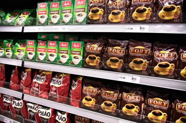 Rio de Janeiro, Brezilya - 02.25.2025: Çeşitli ürünlerle süpermarket. Brezilya 'da gıda fiyatları keskin bir şekilde yükseldi. Kahve, yumurta ve sebze gibi eşyalar Brezilya enflasyonunu artırmıştır. Brezilya 'da gıda enflasyonu.