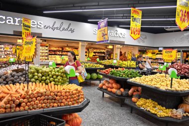 Rio de Janeiro, Brezilya - 02.25.2025: Çeşitli ürünlerle süpermarket. Brezilya 'da gıda fiyatları keskin bir şekilde yükseldi. Kahve, yumurta ve sebze gibi eşyalar Brezilya enflasyonunu artırmıştır. Brezilya 'da gıda enflasyonu.