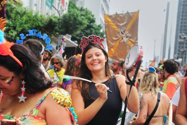 Brezilya 'nın Rio de Janeiro kentindeki sokak karnavalı sırasında insanlar eğleniyor. Sokak karnavalı Boi Tat ve Bloco Boi Tolo. Rio de Janeiro, Brezilya - 03.02.2025