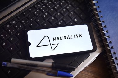 Nöroalink logosu arka planda nesneler olan bir masadaki akıllı telefon ekranında görülüyor. Modernlik, sağlık ve teknoloji kavramı. Rio de Janeiro, Brezilya - 03 / 20 / 2025.