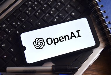 OPenAi logosu, arka planda nesneler olan bir masadaki akıllı telefon ekranında görülüyor. Rekabet, modernlik ve teknoloji kavramı. Rio de Janeiro, Brezilya - 03.20.2025.