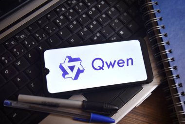 Qwen logosu bir masadaki akıllı telefon ekranında görülüyor. Alibaba Cloud tarafından geliştirilen yapay zeka sohbet robotu. Rekabet, modernlik ve teknoloji kavramı. Rio de Janeiro, Brezilya - 03.20.2025