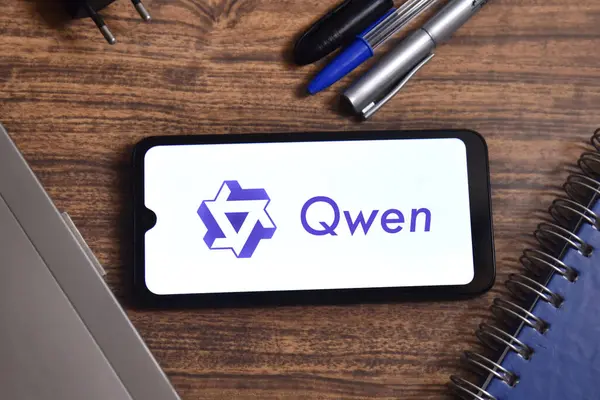 Qwen logosu bir masadaki akıllı telefon ekranında görülüyor. Alibaba Cloud tarafından geliştirilen yapay zeka sohbet robotu. Rekabet, modernlik ve teknoloji kavramı. Rio de Janeiro, Brezilya - 03.20.2025