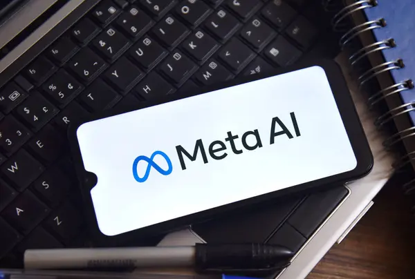Meta-AI logosu, arka planda nesneler olan bir masadaki akıllı telefon ekranında görülüyor. Rekabet, modernlik ve teknoloji kavramı. Rio de Janeiro, Brezilya - 03.20.2025.