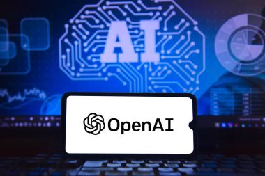 Bir cep telefonu ekranında entegre devreli yapay zeka görüntüsü olan OpenAi logosu, arka planda ileri teknoloji sinirleri vurguluyor. Rio de Janeiro, Brezilya: 03.29.2025
