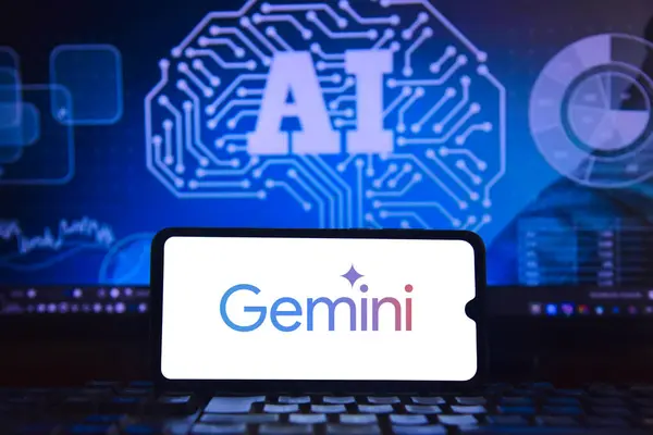 Cep telefonu ekranında entegre devreli yapay zeka görüntüsü olan Gemini logosu arka planda ileri teknoloji sinirleri vurguluyor. Rio de Janeiro, Brezilya: 03.29.2025