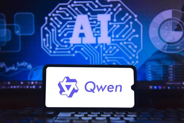 Bir cep telefonu ekranındaki Qwen logosu entegre devreli yapay zeka görüntüsüyle arka planda ileri teknoloji sinirleri vurguluyor. Rio de Janeiro, Brezilya: 03.29.2025