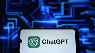 AI entegre devrelerin arka planda parladığı akıllı telefon ekranında ChatGPT logosu son teknoloji ve yapay zekayı vurguluyor. Rio de Janeiro, Brezilya - 03.30. 2025