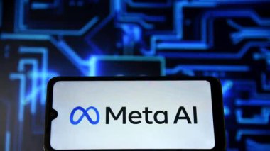 Meta-AI logosu, arka planda parlayan yapay zeka ve son teknoloji ile mavi parlayan devreleri vurgulayan yapay zeka ile yatay olarak akıllı telefon ekranında görülüyor. Rio de Janeiro, Brezilya - 03.30. 2025