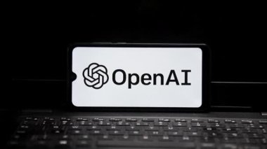Akıllı telefon ekranındaki OpenAi logosu arka planda, son teknoloji ve yapay zekayı vurgulayan değişken ışıkları olan bir defter üzerinde. Hareketi yakınlaştır. Rio de Janeiro, Brezilya - 04.09.2025