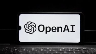 Akıllı telefon ekranındaki OpenAi logosu arka planda, son teknoloji ve yapay zekayı vurgulayan değişken ışıkları olan bir defter üzerinde. Hareketi yakınlaştır. Rio de Janeiro, Brezilya - 04.09.2025