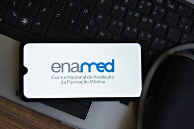 Tıbbi Eğitimin Değerlendirilmesi Ulusal Sınavı (Enamed). Brezilya 'daki tıp eğitimini değerlendirmek için birleşik bir araç. Ekranda Enamed logosu olan akıllı telefon. Rio de Janeiro, Brezilya: 04.23.2025