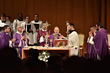 Rio Valisi Claudio Castro ve Dom Antonio Luiz Catelan Ferreira 'nın da katılımıyla Papa Francis' in Rio de Janeiro Belediye Tiyatrosu 'nda yedinci gün ayini. Rio de Janeiro, Brezilya - 04 / 28 / 2025