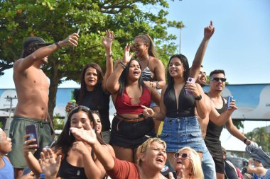 Rio de Janeiro, Brezilya - 05.01.2025: Şarkıcı Lady Gaga hayranları bu Perşembe günü Copacabana, Rio de Janeiro 'daki Copacabana Palace Hotel' in önünde toplandılar. Brezilya 'daki Lady Gaga Show
