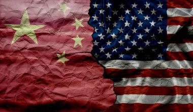 Kırık ve buruşuk kağıt üzerinde Çin ve ABD bayrakları. Ülkeler arasındaki çatışma, vergi politikası ve ikili ilişkiler, ülkeler arasındaki barış ve çatışma kavramı, geçmiş için harika.