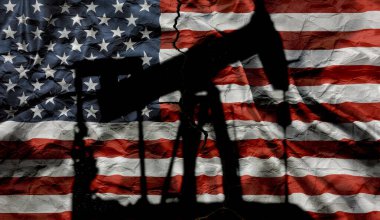 Arka planda siyah petrol sondaj pompası silueti desenli ve yaşlanmış ABD bayrağı. Bayrak Kavramlı Amerikan Petrol Enerji Sanayii 