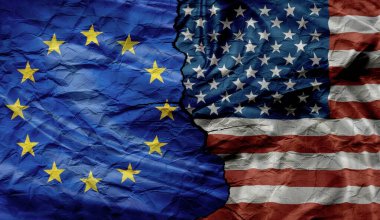 Kırık kağıt üzerinde Avrupa Birliği ve Amerika Birleşik Devletleri bayrakları. Ülkeler arasındaki çatışma, vergi politikası ve ikili ilişkiler, barış ve ülkeler arasındaki çatışma kavramı.