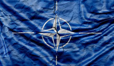 NATO (Kuzey Atlantik Antlaşma Örgütü) askeri örgütünün bayrağı. Ortasında çatlak olan buruşuk bir bayrak..