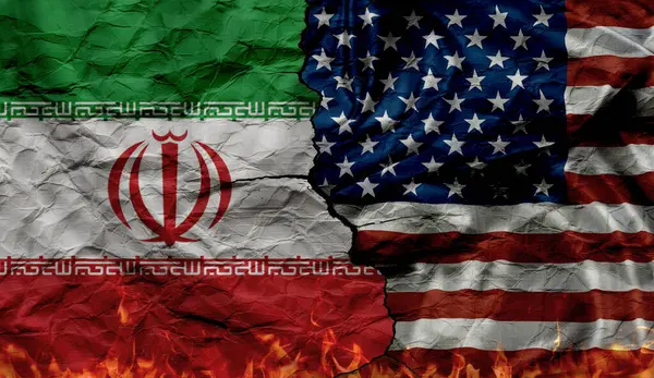 İran, Birleşik Devletler çatışmasına karşı. Kırık kağıt ve ateş üzerinde İran ve ABD bayrakları. Ticaret, politik ve vergi savaşı konsepti. ABD 'nin İran saldırısı