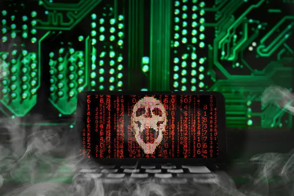 Siber Güvenlik Tehdidi, Smartphone Screen 'de Dijital Kafatası. Hacker ve işgal kavramı