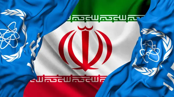 İran ve IAEA bayrağı dokulu bir arka planda. İran ve IAEA arasındaki siyasi çatışma. Ekonomi, nükleer kriz, ilişkiler. Rio de Janeiro, Brezilya: 07.03.2025